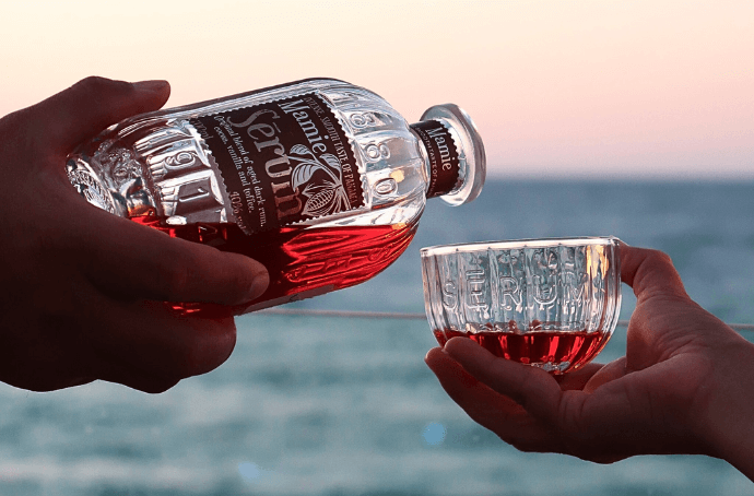 Rum Serum Mamie pouring